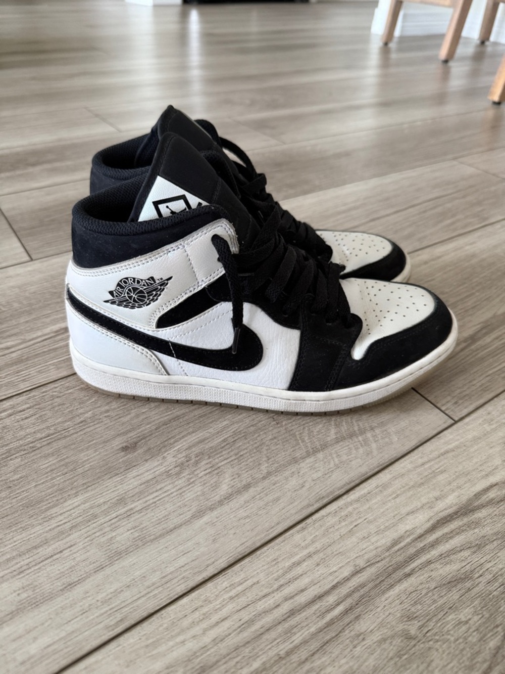 Jordan Women’s Air Jordan 1 Mid Sneakers Black & White 8M